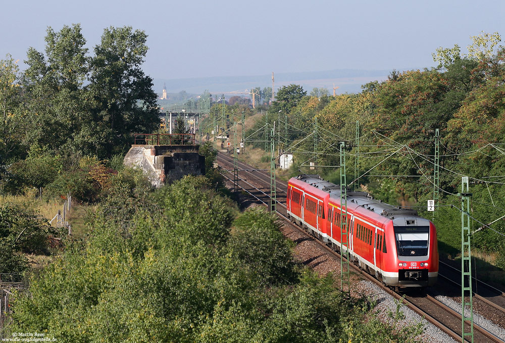 Bei Ingelheim passiert der 612 640 ein Brückenwiderlager, eines der letzten Überbleibsel der ehemaligen Selztalbahn, die bis 1955 von Frei Weinheim über Ingelheim nach Partenheim Jugenheim führte. 6.9.2007