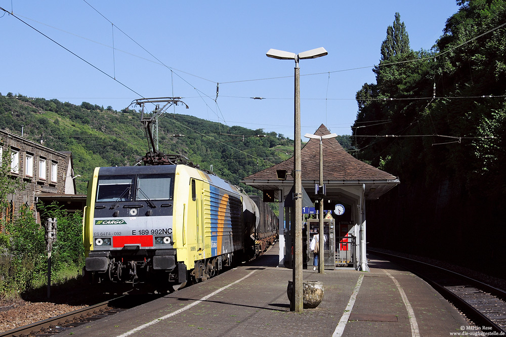 Wegen Bauarbeiten auf der rechten Rheinstrecke wurden im August 2008 viele Güterzüge linksrheinisch umgeleitet. So auch der DGS 40028 (Breccia – Rotterdam), bespannt mit der E189 992. 6.8.2008