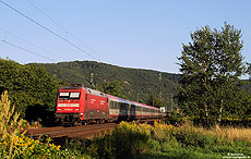 Nachdem der EC-Verkehr in Richtung Österreich durch das Rheintal weitgehend auf den ICE-T umgestellt wurde, findet man nur noch wenige Züge mit Wagenmaterial der ÖBB. Zu diesen Zügen zählte im Sommer 2008 der EC114, der am 6.8.2008 mit „nur“ 15 Minuten Verspätung verhältnismäßig pünktlich unterwegs war! Zuglok war der "Schmutzfink" 101 002, fotografiert zwischen Spay und Rhens.