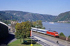 Zwischen Bacharach und Niederheimbach fährt die 101 021 mit dem IR2217 (Emden – Seebrugg) durch das Rheintal. 30.9.2002