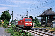 Zwischen Bonn Mehlem und Rolandseck liegt der Betriebsbahnhof "Neuer Weg". Mit dem IC2015 (Dortmund – Lindau) fährt hier die 101 076 am 12.6.2003 dem nächsten Halt Remagen entgegen. Inzwischen hindern hier Schallschutzwände den freien Blick auf die Eisenbahn. 