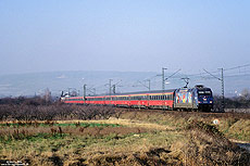 Der EC 29 „Joseph Haydn“ (Dortmund - Wien) hat bei Bingen das kurvenreiche Rheintal verlassen und fährt nun in zügiger Fahrt durch Rheinhessen Richtung Mainz. Aufgenommen bei Gau Algesheim am 11.12.2002.