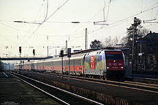 Im Bahnhof Gau Algesheim begegnete mir die Werbe-101 109, die mit dem EC23 (Köln - Wien) in Richtung Frankfurt fuhr. 10.12.2002