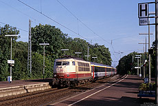 In einer Galerie über die Rheinstrecke sind Aufnahmen der Baureihe 103 ein "Muss"! Schließlich prägte diese Baureihe das Bild hier nahezu drei Jahrzehnte. Am 20.3.2006 durchfuhr die sehr ungepflegt wirkende 103 177 mit dem EC2 (Chur – Amsterdam) den Bahnhof von Brühl.