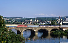 In Koblenz überquert die 103 240 mit dem IR2539 (Saarbrücken - Münster) die Mosel. Die Lok hat den Zug in Koblenz Hbf übernommen und wird ihn bis Münster Hbf fahren. 16.2.2002