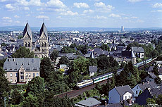 Mit dem SE3544 (Koblenz - Wuppertal Oberbarmen) hat die Deutzerfelder 110 353 den Bahnhof Andernach verlassen. 29.7.1997

