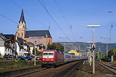 Vor der Kulisse der Liebfrauenkirche durchfährt die 120 137 mit dem IC119 (Münster - Mittenwald) den Bahnhof von Oberwesel. 10.10.2002