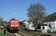 Am Haltepunkt Bad Salzig existierte bis vor ein paar Jahren ein Bahnübergang mit Schrankenposten, der nur in Betrieb genommen wurde, wenn die Bahnunterführungen wegen Rheinhochwasser unpassierbar waren. Mit dem RE12131 nach Frankfurt passiert die 143 822 diesen Posten. 21.4.2005
