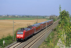 Mit der 146 017 an der Spitze fährt der RE11111 (Emmerich - Koblenz) zwischen Sechtem und Roisdorf durch die Felder. 15.4.2005
