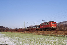 Ebenfalls zwischen Brohl und Namedy entstand die Aufnahme der 150 097, die mit dem Gag 62351 aus Oberhausen West ihr Ziel Andernach fast erreicht hat. 3.1.2002
Die Lok wurde am 15.August 2003 ausgemustert und vier Monate später verschrottet.
