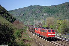 Mit vereinten Kräften schlängeln sich die 151 140 und 152 mit einem Kohlezug bei Bacharach durch das Rheintal. 21.4.2005