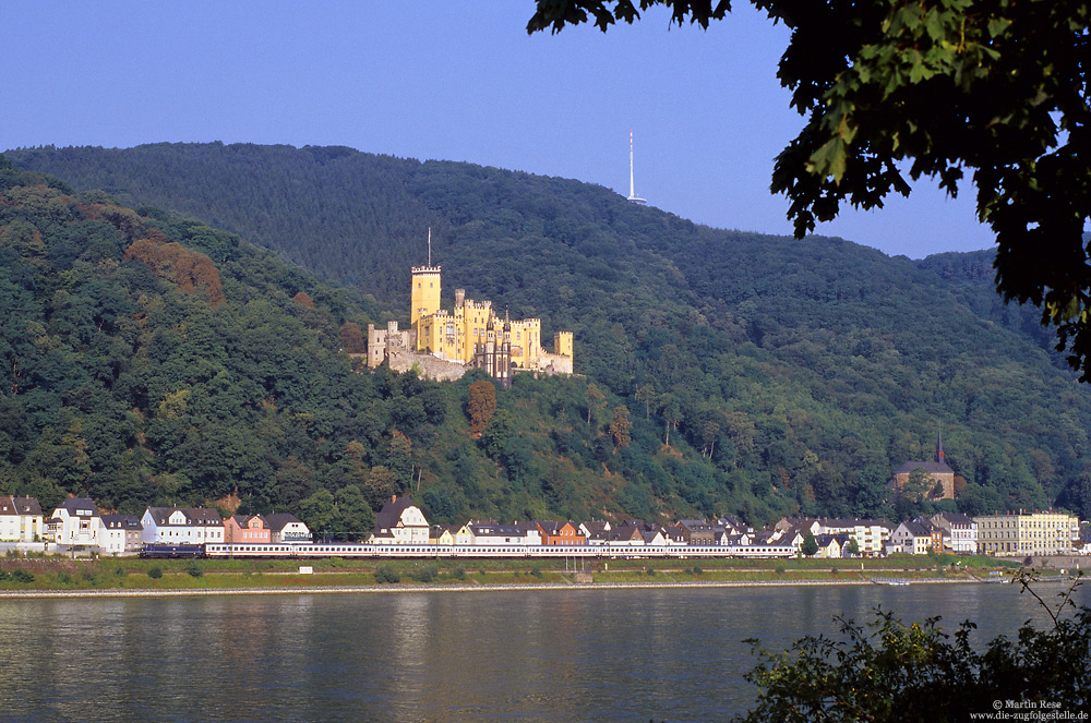 Mit dem IC351 (Luxemburg - Frankfurt) war im Sommer 2003 eine Lok der Baureihe 181 zu fotogener Zeit im Rheintal unterwegs. Unterhalb des Schlosses Stolzenfels passiert der Zug den gleichnamigen Ort. 1.8.2003