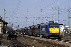 Zu den Privaten im Rheintal gehört auch „Connex“. Mit einem Güterzug durchfährt die 185 CL-003 den Bahnhof Mainz Mombach in Richtung Mainz Hbf. 15.3.2006