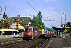 In den letzten Jahren wurden zwischen Köln und Mainz so einige Überholmöglichkeiten zurückgebaut, was angesichts zunehmenden Güterverkehrs sicherlich nicht sinnvoll ist. Auch dem ehemaligen Bahnhof Bad Breisig wurden Ende der 90er Jahre die Überholgleise „geraubt“. Am 12.5.2006 durchfährt die SBB-Cargo Re421 380 den Haltepunkt.