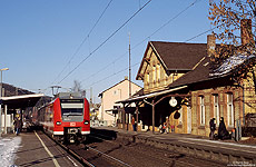 Bis Dezember 2008 wurden zwischen Köln und Koblenz Triebwagen der Baureihe 425 im Nahverkehr eingesetzt. Kurze Zeit wurden diese Züge durch die "Bonsai-Quietschis" der Baureihe 426 verstärkt. Am 3.1.2002 legt der RE 11217, gebildet aus 426 019 und einem 425, in Bad Breisig einen kurzen Halt ein.