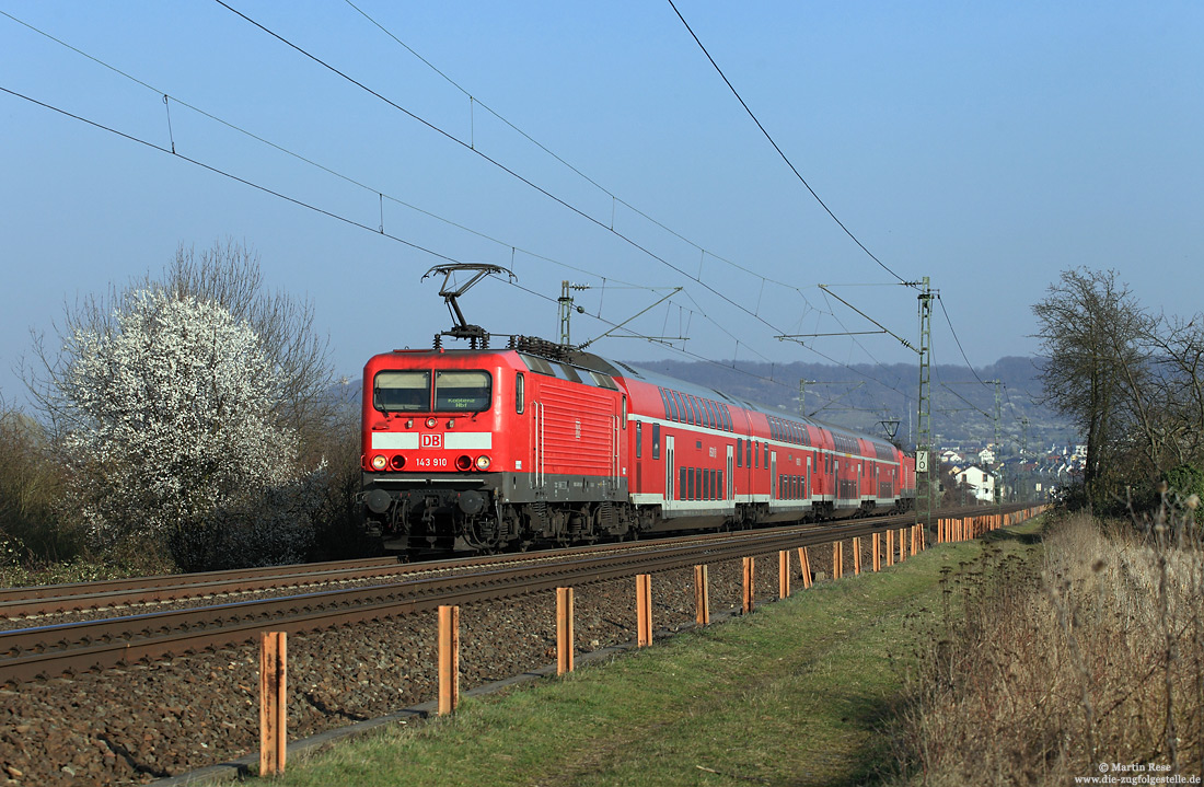 Auf der Fahrt von Frankfurt nach Koblenz trifft der RE4288 am 13.3.2014 bei Bingen Gaulsheim auf die ersten Frühlingsboten. Die mit zwei Lokomotiven der Baureihe 143 im „Sandwichbetrieb“ gefahrenen Doppelstockzüge wurden im Dezember 2014 durch die neuen Triebwagen vom Typ Stadler FLIRT der dritten Generation ersetzt.
