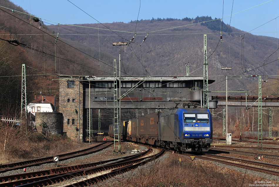Mit einem Containerzug am Haken unterquert die 145-CL 202 am 13.3.2014 das ehemalige Reiterstellwerk von Bingerbrück. Schon am Reinigungszustand kann man erkennen, dass die Lok für das Bahnunternehmen „Cross-Rail“ im Einsatz war!