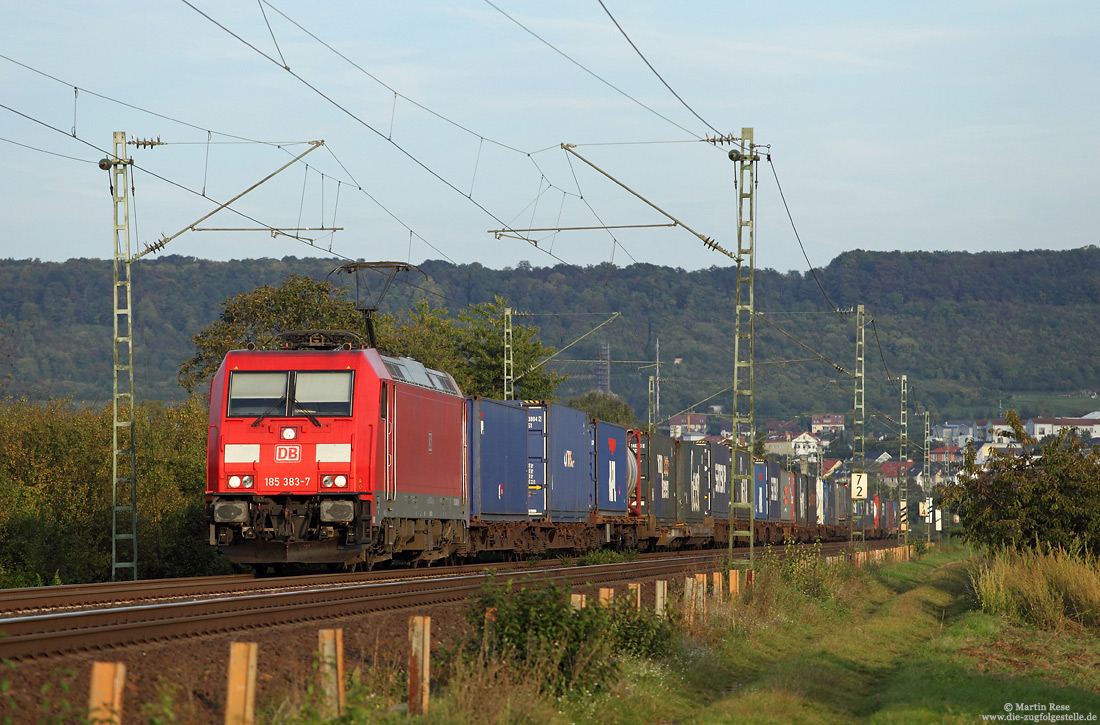 Am frühen Abend des 17.9.2014 fährt die Mannheimer 185 383 zwischen Gau-Algesheim und Bingen Gaulsheim mit einem KV-Zug gen Norden.