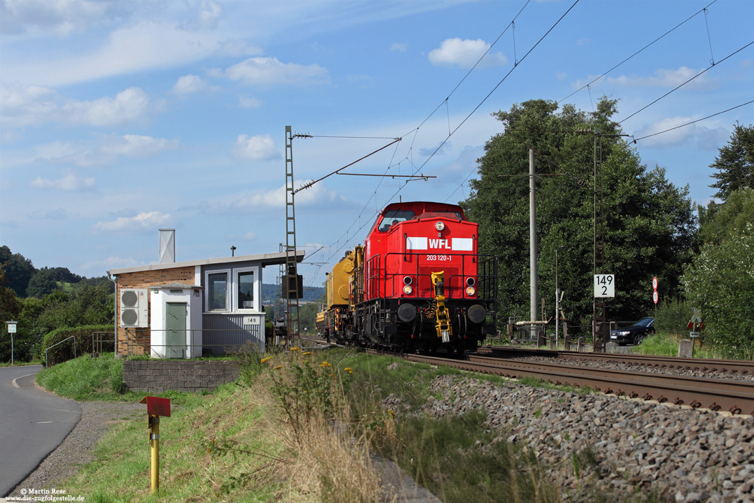 Am 8.8.2014 überführt die 203 120 der Wedler & Franz Lokomotivdienstleistungen (WFL) einen Schienenkran durch das Haunetal und passiert dabei den Schrankenposten149 in Unterhaun.