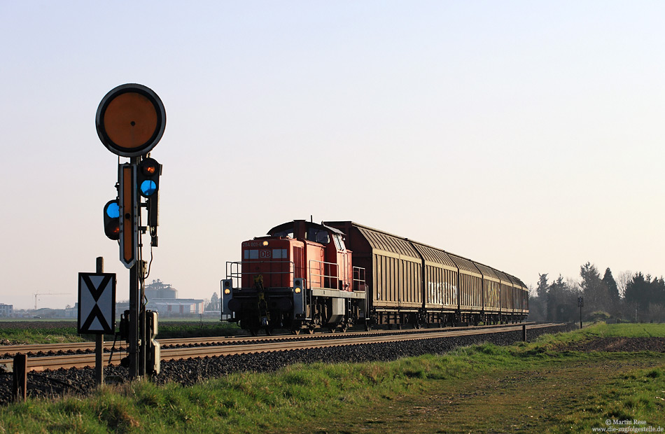 Nach dem „Kopfmachen“ in Euskirchen ist der Zug wenige Minuten später, nun als FZT54558, auf dem Weg nach Gremberg. Fotografiert am nördlichen Einfahrvorsignal von Derkum. 