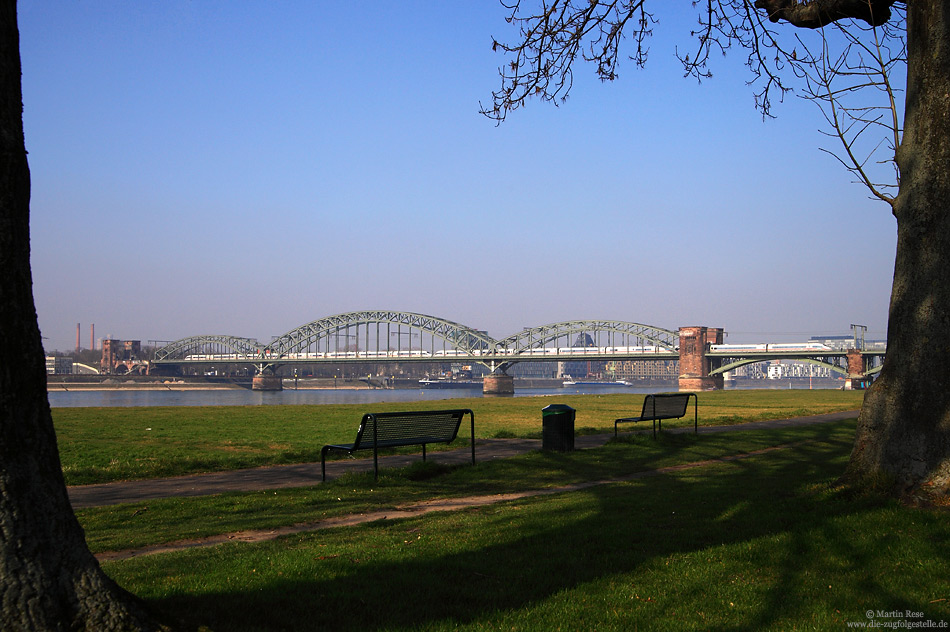 Am Vormittag des 11.3.2014 poltert der ICE105 (Amsterdam – Basel SBB) über die Kölner Südbrücke. Aufgrund von Bauarbeiten auf der Hohenzollernbrücke mussten im März 2014 einige Reisezüge über die sonst nur von Güterzügen befahrene Kölner Südbrücke umgeleitet werden.