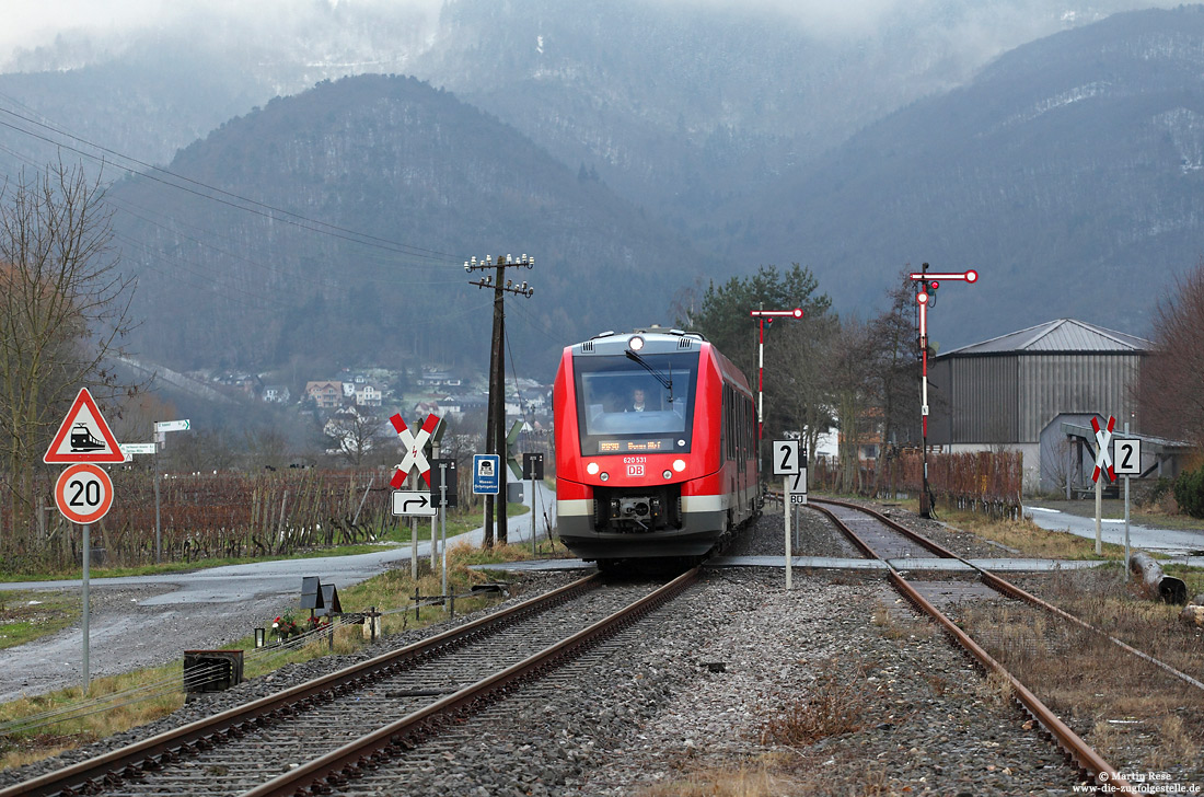 Bei der Einfahrt in Dernau passiert die RB11110 (Ahrbrück – Bonn) am Abend des 29.12.2014 Relikte einer längst vergangenen Eisenbahnepoche.