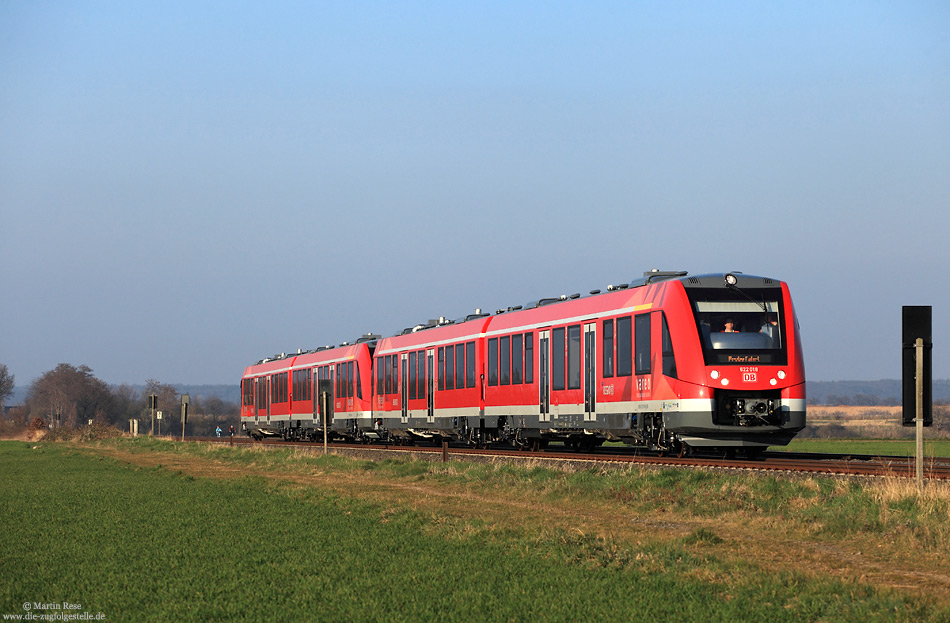 Am späten Nachmittag des 12.3.2014 sind der 622 018 und 622 017 bei Derkum auf Probefahrt von Köln nach Euskirchen. Die planmäßigen Einsätze der LINT auf der Eifelstrecke sollten sich aber noch ein paar Monate hinziehen!
