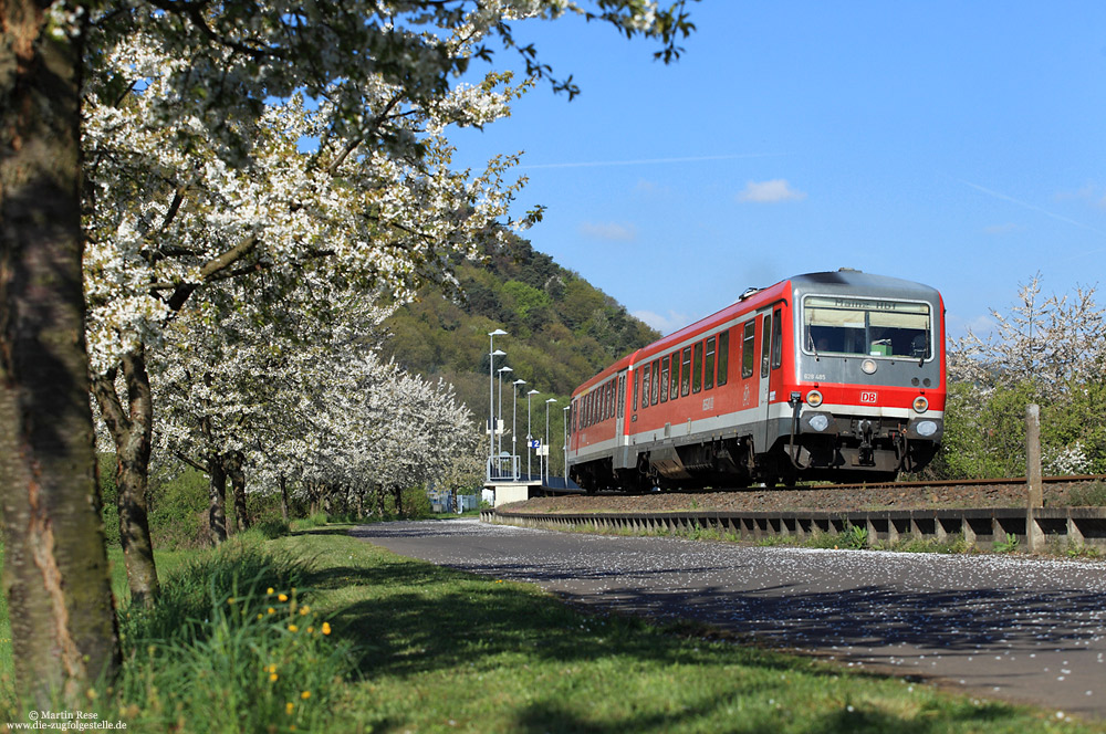 An blühenden Obstbäumen vorbei führt die Fahrt der RB13615 (Türkismühle - Mainz Hbf) am Haltepunkt Martinstein am 14.4.2014. Es war der letzte Frühling für die Baureihe 628 auf der Nahetalbahn, denn im Dezember desselben Jahres übernahm die 