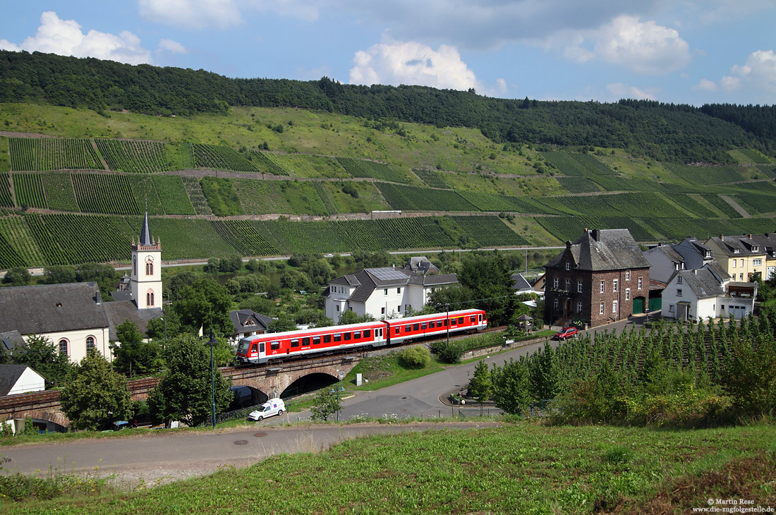 Über Jahre prägte die Baureihe 628 das Bild auf der Moselweinbahn Bullay – Traben Trarbach. Am 1.8.2014 neigen sich die Einsätze langsam aber sicher dem Ende entgegen, als der 628 592 als RB12329 in Reil nach Bullay fährt.