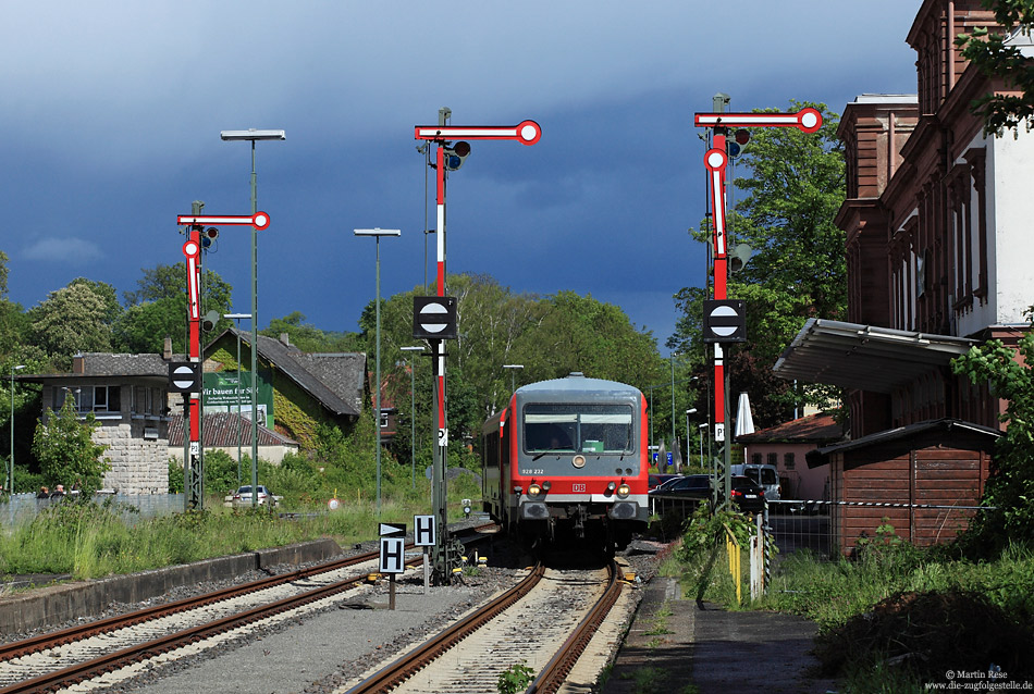 Als RB23532 (Crailsheim – Würzburg Hbf) fährt der 628 232 am 12.5.2014 in den mit Formsignalen ausgerüsteten Bahnhof Bad Mergentheim ein. Der Großteil des Verkehrs bei der Westfrankenbahn wird im Jahr 2014 noch mit Triebwagen der Baureihe 628 gefahren.