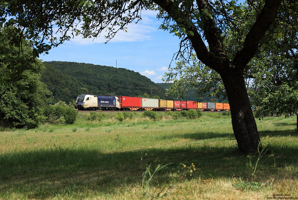 Im Einsatz für das Logistikunternehmen Kühne & Nagel fährt der Dispo-Taurus ES64 U2-035 bei Wernfeld in Richtung Würzburg. 27.6.2014