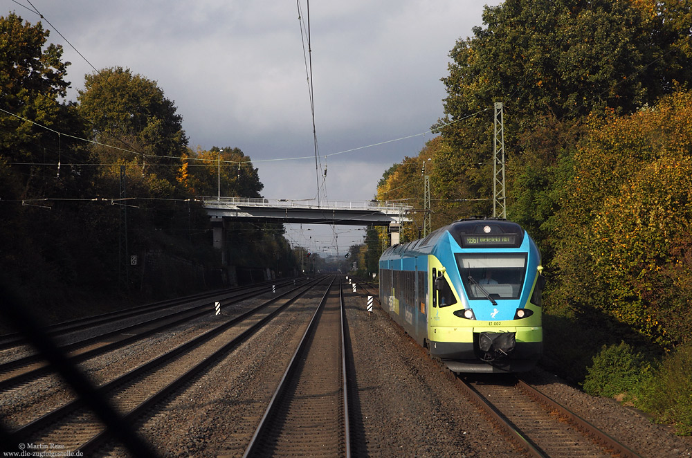 Bei Hiddenhausen Schweicheln ist der ET002 der Westfalenbahn als WFB90503 (Bad Bentheim – Bielefeld) auf der eingleisigen Strecke Kirchlengern – Herford unterwegs. Die vier Gleise links gehören zur Magistrale Hamm – Minden.