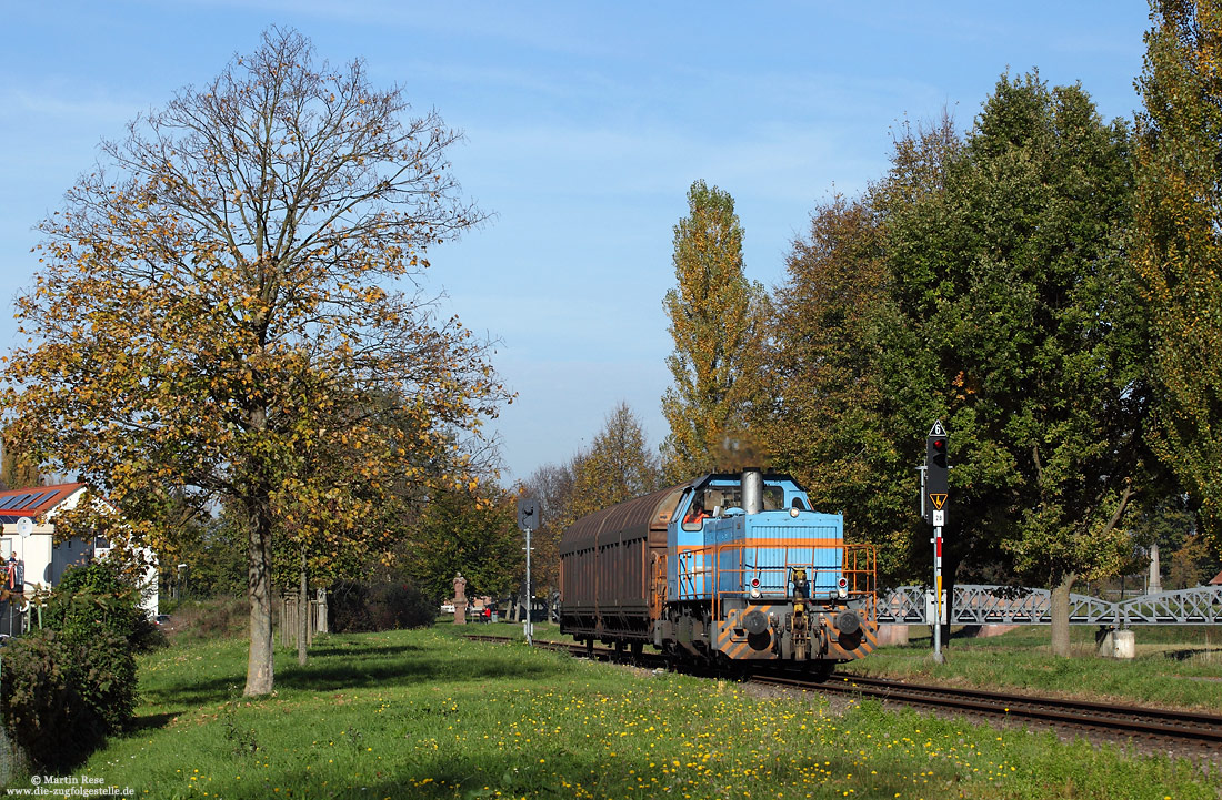 Für den spärlichen Güterverkehr auf den Strecken am Kaiserstuhl hat die SWEG die V103, eine Gemeinderlok aus 1985, im Bestand. Am 31.10.2014 hat die V103 mit dem werktäglichen Güterzug nach Freiburg Gbf soeben Riegel Ort verlassen.