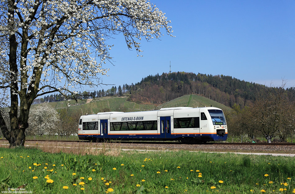 Neben den planmäßigen Reise- und Güterzügen wird die Achertalbahn auch von Überführungsfahrten zur bzw. von der Werkstatt in Ottenhöfen befahren. Aus Ottenhöfen kommend fährt der VT531 bei Kappelrodeck als Leerreisezug nach Offenburg, 2.4.2014.