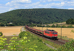 Am 27.6.2014 zieht die 155 245 einen unbeladenen Autozug zwischen Wernfeld und Gambach durch das Maintal.