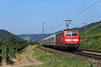 Im Sommer 2014 war das Ende der InterCitys und damit auch das der Baureihe 181 auf der Moselstrecke längst beschlossene Sache. Am Morgen des 1.8.2014 eilt die 181 220 mit dem IC133 Luxemburg – Norddeich Mole dem nächsten Halt Koblenz Hbf entgegen.