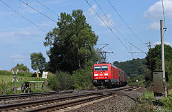 Die Nord-Südstrecke stellt eine der „Hauptschlagadern“ des Güterverkehrs zwischen den Nordseehäfen und Süddeutschland dar. Mit einem gemischten Güterzug aus Seelze schlängelt sich die 185 384 bei Oberhaun durch das kurvenreiche Haunetal.