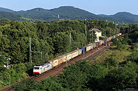 Vor der Kulisse des weithin sichtbaren Drachenfelses befördert die 185 581 der Cross-Rail den DGS41666 (Novara Boschetto – Genk) in Bonn Oberkassel gen Norden.