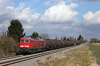 Mit einem Kesselwagenzug fährt die 233 367 bei Inningen in Richtung Buchloe. 20.2.2014