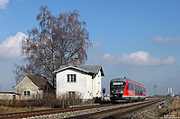 Ohne nennenswerte motivliche Höhepunkte verläuft die zweigleisige KBS970 zwischen Augsburg und Buchloe durch Ostschwaben. Auf dem Weg von Augsburg nach Landsberg passiert der 642 101 als RB57816 bei Inningen ein ehemaliges Bahnwärterhaus, 20.2.2014.
