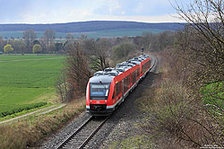 Auf ihrem Laufweg von Herzberg nach Braunschweig durchquert die RB14382 bei Salzgitter Ringelheim die hügelige Vorharzlandschaft, 25.3.2014.