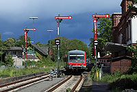 Als RB23532 (Crailsheim – Würzburg Hbf) fährt der 628 232 am 12.5.2014 in den mit Formsignalen ausgerüsteten Bahnhof Bad Mergentheim ein. Der Großteil des Verkehrs bei der Westfrankenbahn wird im Jahr 2014 noch mit Triebwagen der Baureihe 628 gefahren.