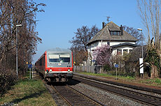 Am frühen Nachmittag des 12.3.2014 durchfährt der RE11423 nach Trier den Haltepunkt Großbüllesheim. Das einstige Empfangsgebäude ist nebst Güterschuppen erhalten und wird privat genutzt.