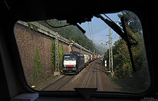 Blick aus der „ersten Reihe“: Aufgenommen aus der 218 812, welche auf der linken Rheinstrecke nahe Remagen der entgegen kommenden ES64 F4-112 begegnet, 16.9.2014.