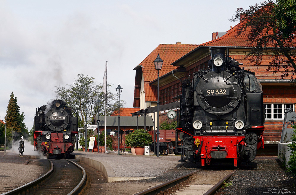 99 332, ex Werkbahnen der SDAG Wismut, und 99 2321 am Bahnsteig im Bahnhof Kühlungsborn West