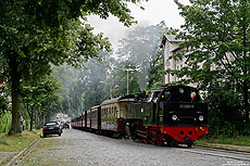 Nahe dem Haltepunkt Goethestraße fährt die Dampfstraßenbahn nach Kühlungsborn