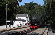 99 2323 im Bahnhof Heiligendamm mit Empfangsgebäude