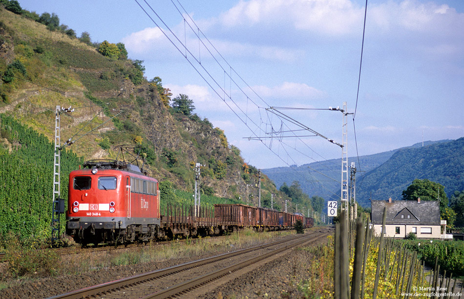 entlang der Moselstrecke: 140 348 mit Güterzug in den Weinbergen