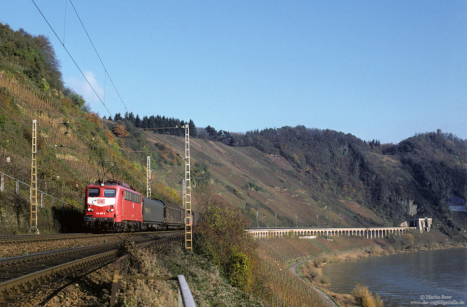 140 507 in orientrot mit Güterzug auf dem Pündericher Hangviadukt
