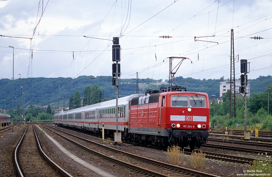 181 204 mit Intercity im Bahnhof Koblenz Mosel
